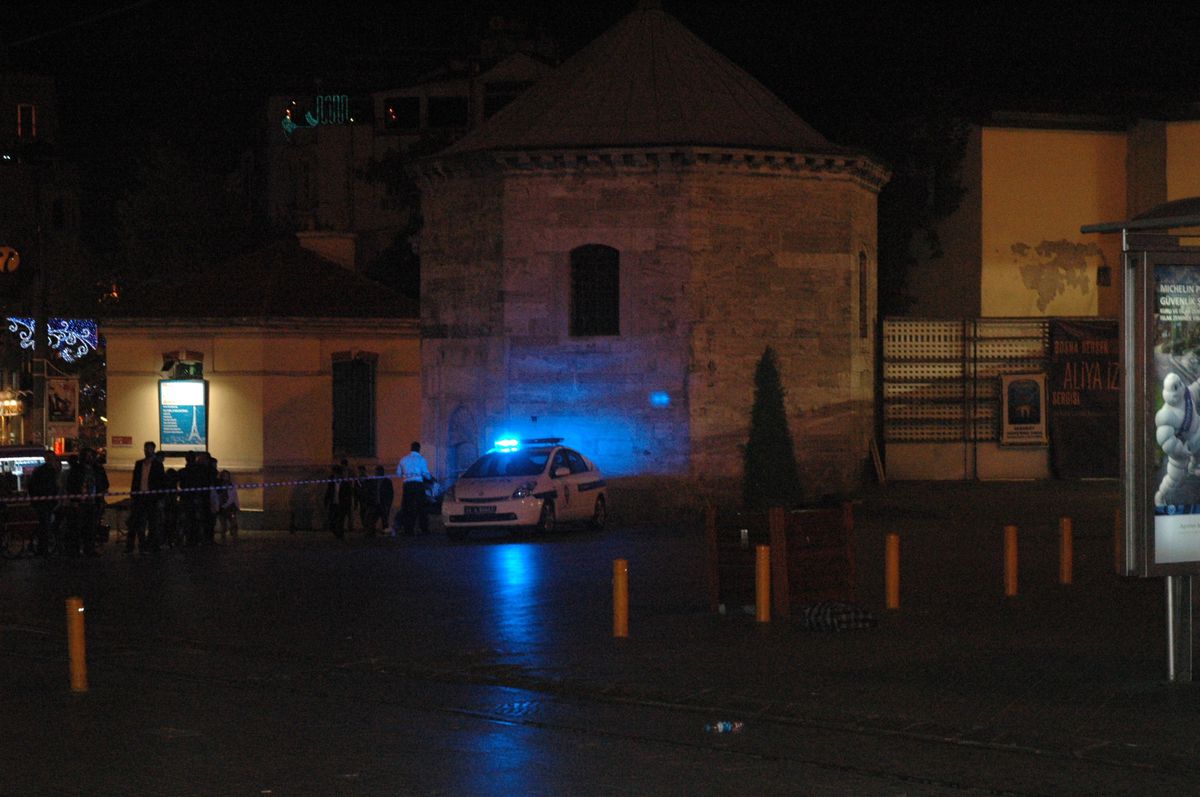 Taksim Meydanı\'nda Şüpheli Çanta Paniği