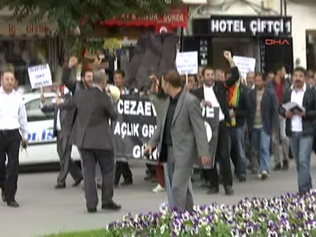 Yalova\'daki BDP\'lilerden Açlık Grevine Destek Gösterisi