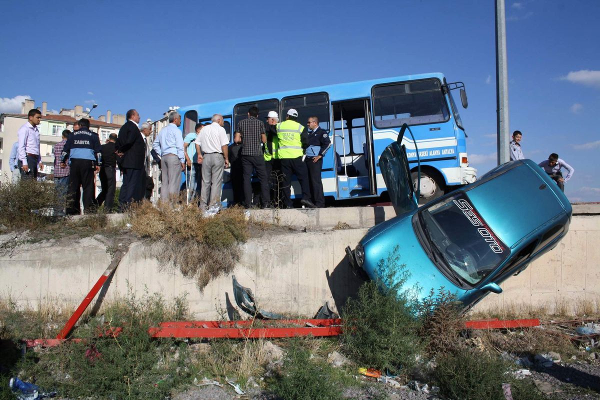 Yolcu Minibüsü ile Otomobil Çarpıştı: 3 Yaralı