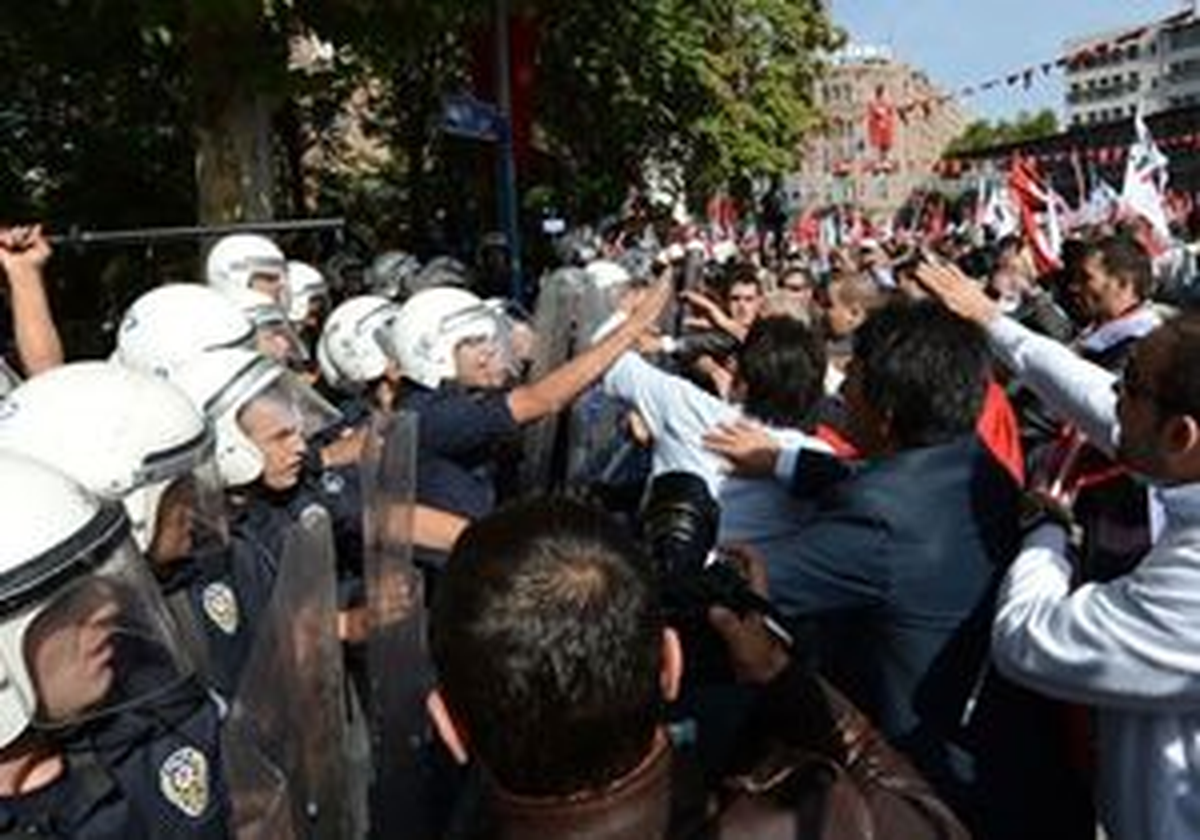 1.meclis\'e Yürümek İsteyen Gruba Polis Biber Gazıyla Müdahale Etti )