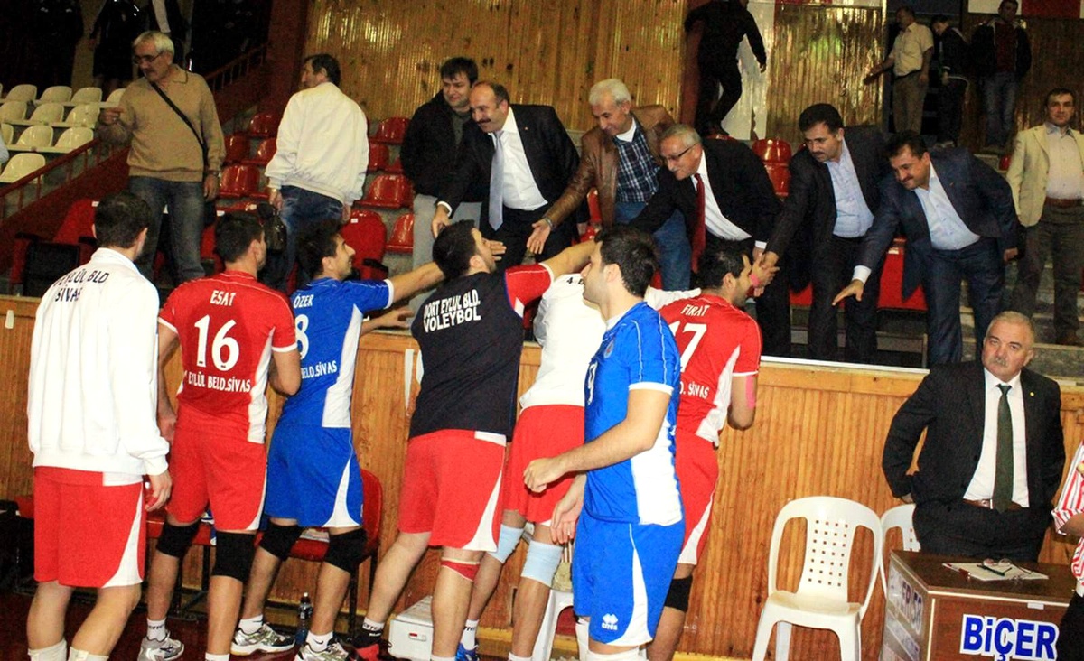 4 Eylül Belediyespor Voleybol Takımı İkide İki Yaptı