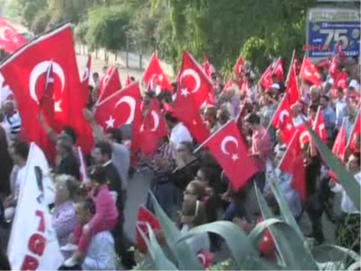 Adana\'da Binlerce Kişi Yasaksız ve Olaysız Yürüdü