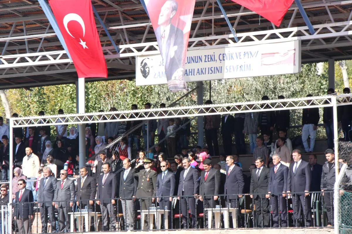 Ahlat'ta Cumhuriyet Bayramı Coşkuyla Kutlandı