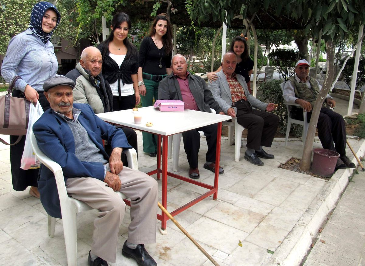 Ak Gençler Bayramda Yaşlıları Unutmadı