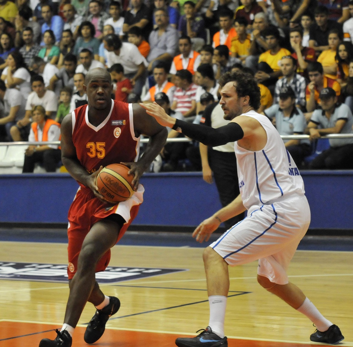 Galatasaray Medical Park, Anadolu Efes\'i Yendi