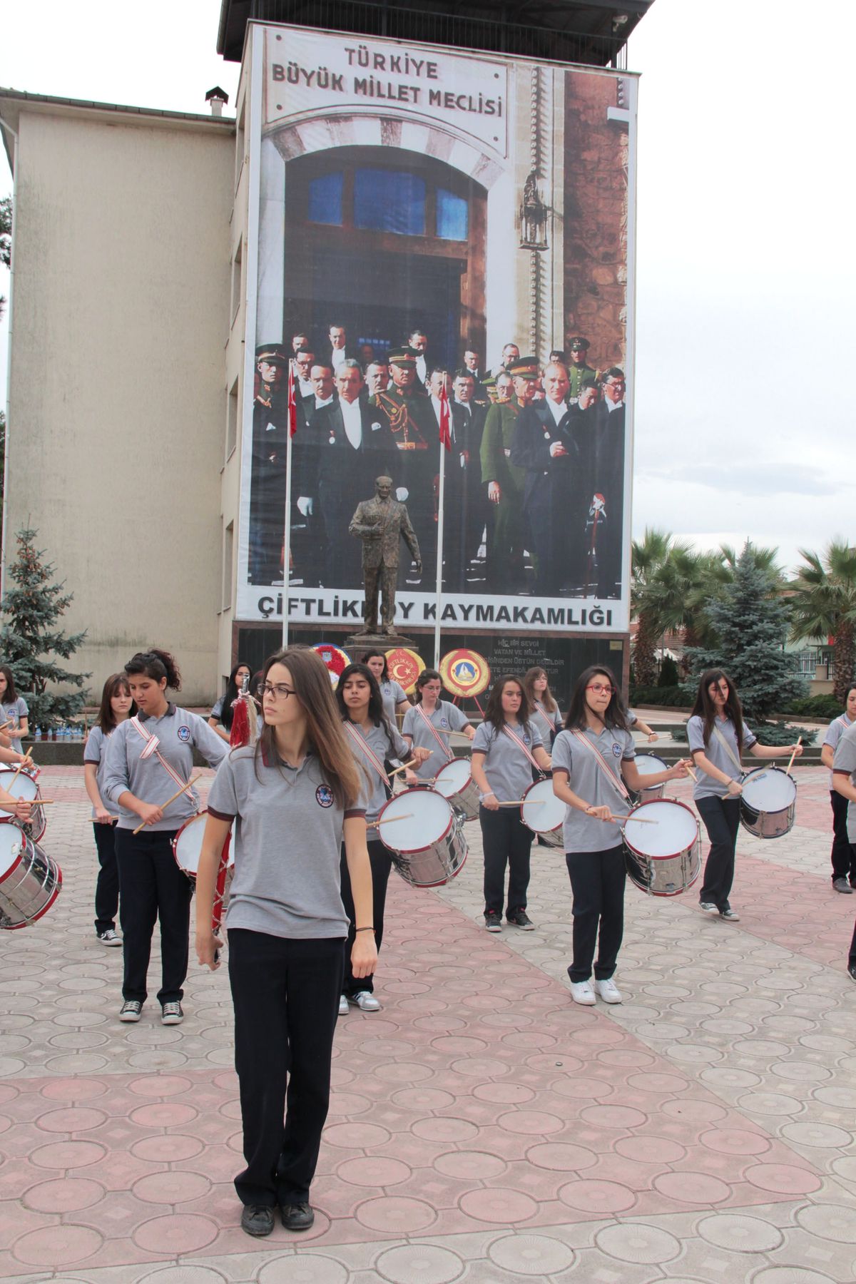 Atatürk Posterleri Değiştirildi