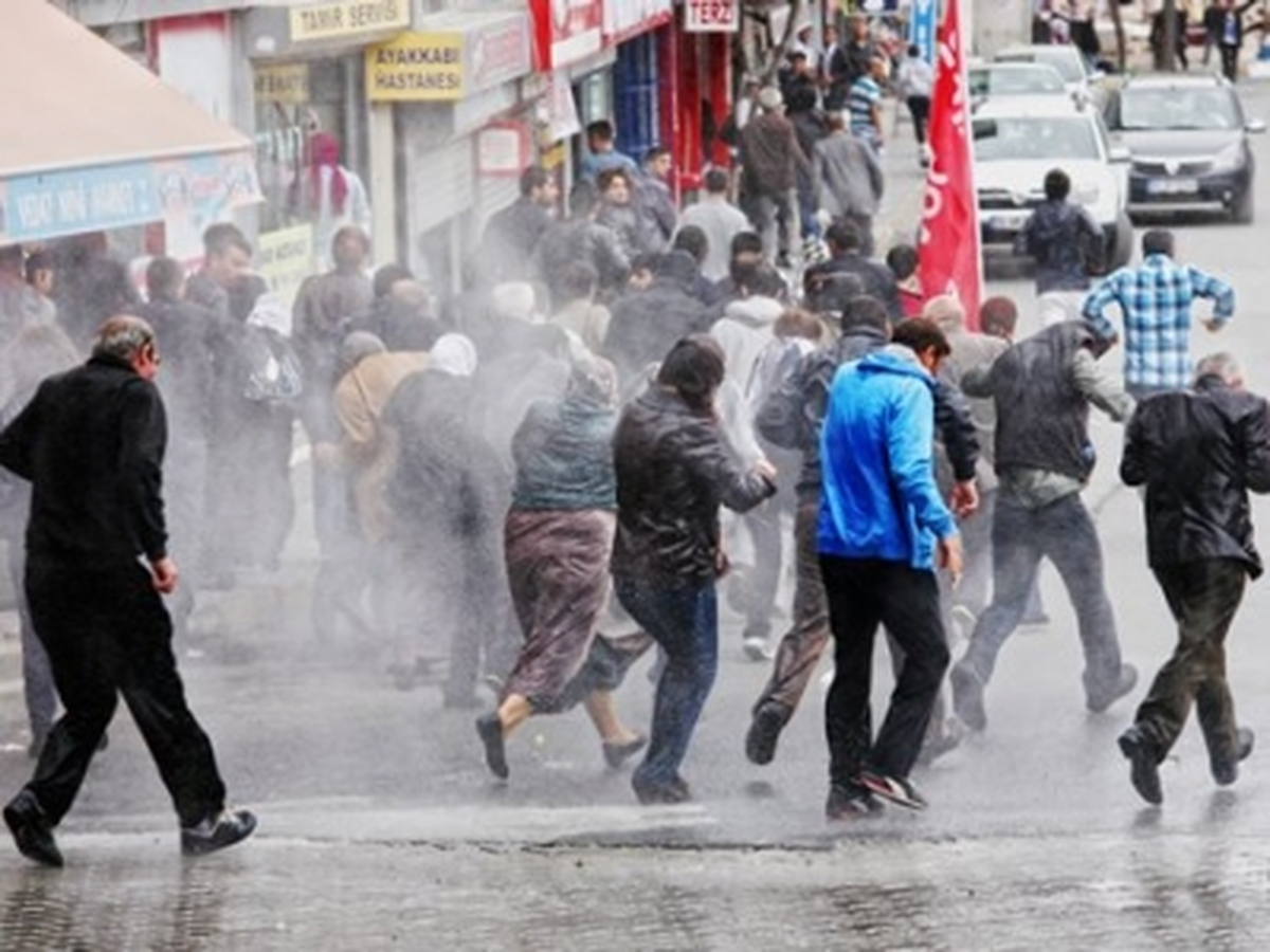 Avrupa Parlamentosu Önünde Eylem Yapan PKK\'lı Gruba Polis Müdahalesi