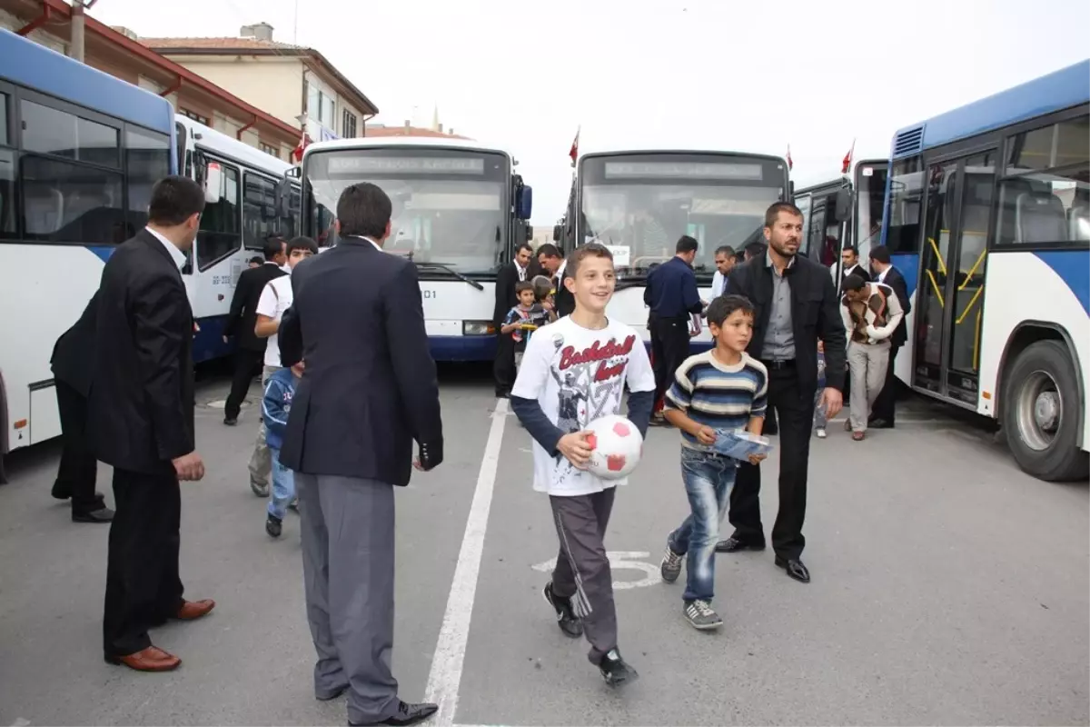 Başkan Özden, Çocuklara Bayram Hediyesi Dağıttı