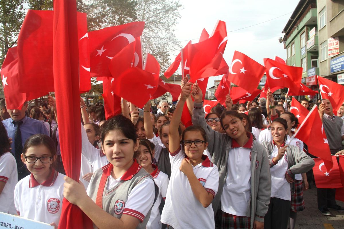 Başkan Yazıcı Çocuklara Bayrak Dağıttı