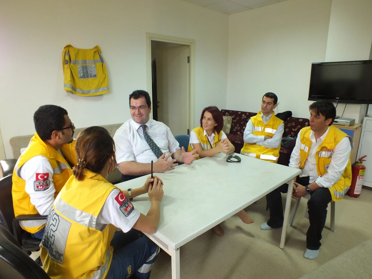 Bayramda Yoğun Çalışan Sakarya 112 Personeline İl Sağlık Müdürü Murat Alemdar\'dan Moral Ziyareti