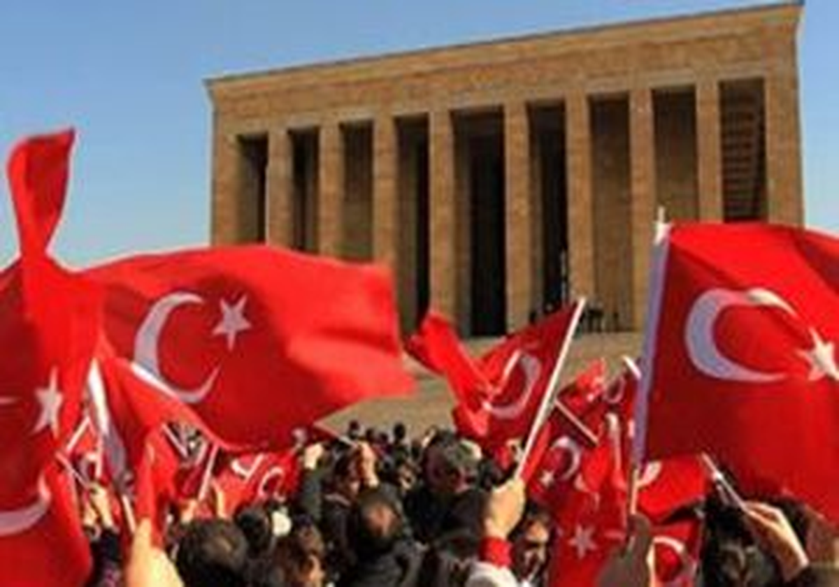 Birinci Meclis Önündeki Kutlamalar