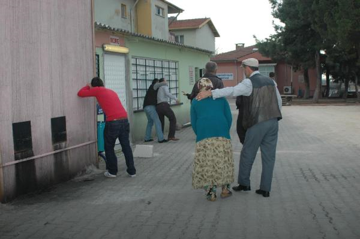 Bursa\'da Otomobil Şarampole Yuvarlandı Üniversiteli 3 Genç Öldü (2)