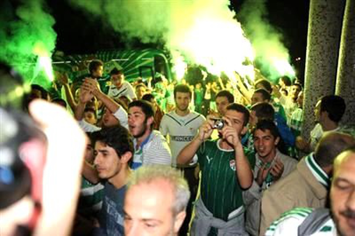 Bursaspor\'u Taraftar Karşıladı
