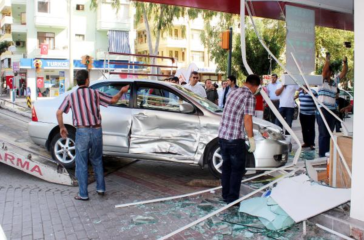 Çarpışan Otomobil Cep Telefonu Bayisine Girdi