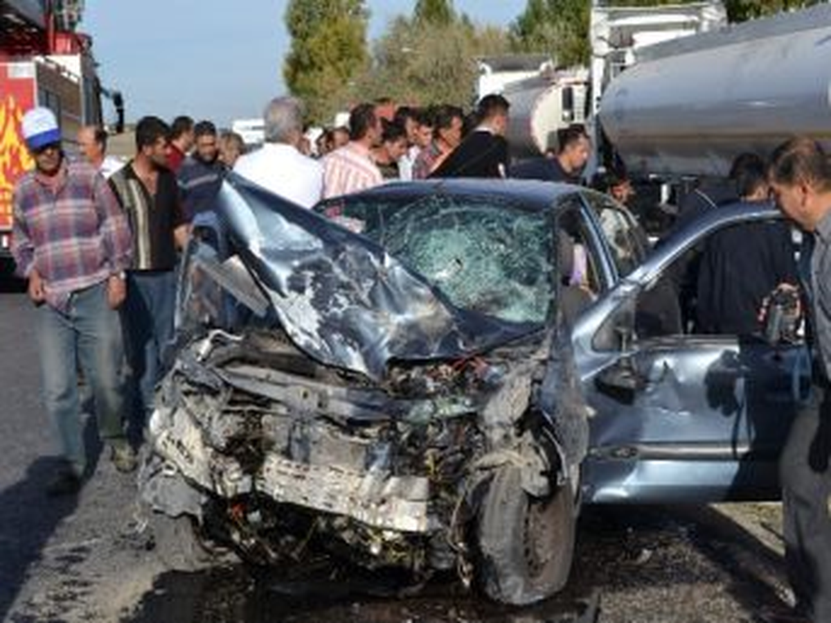 Ceyhan\'da Otomobille Tır Çarpıştı: 1 Ölü 2 Yaralı