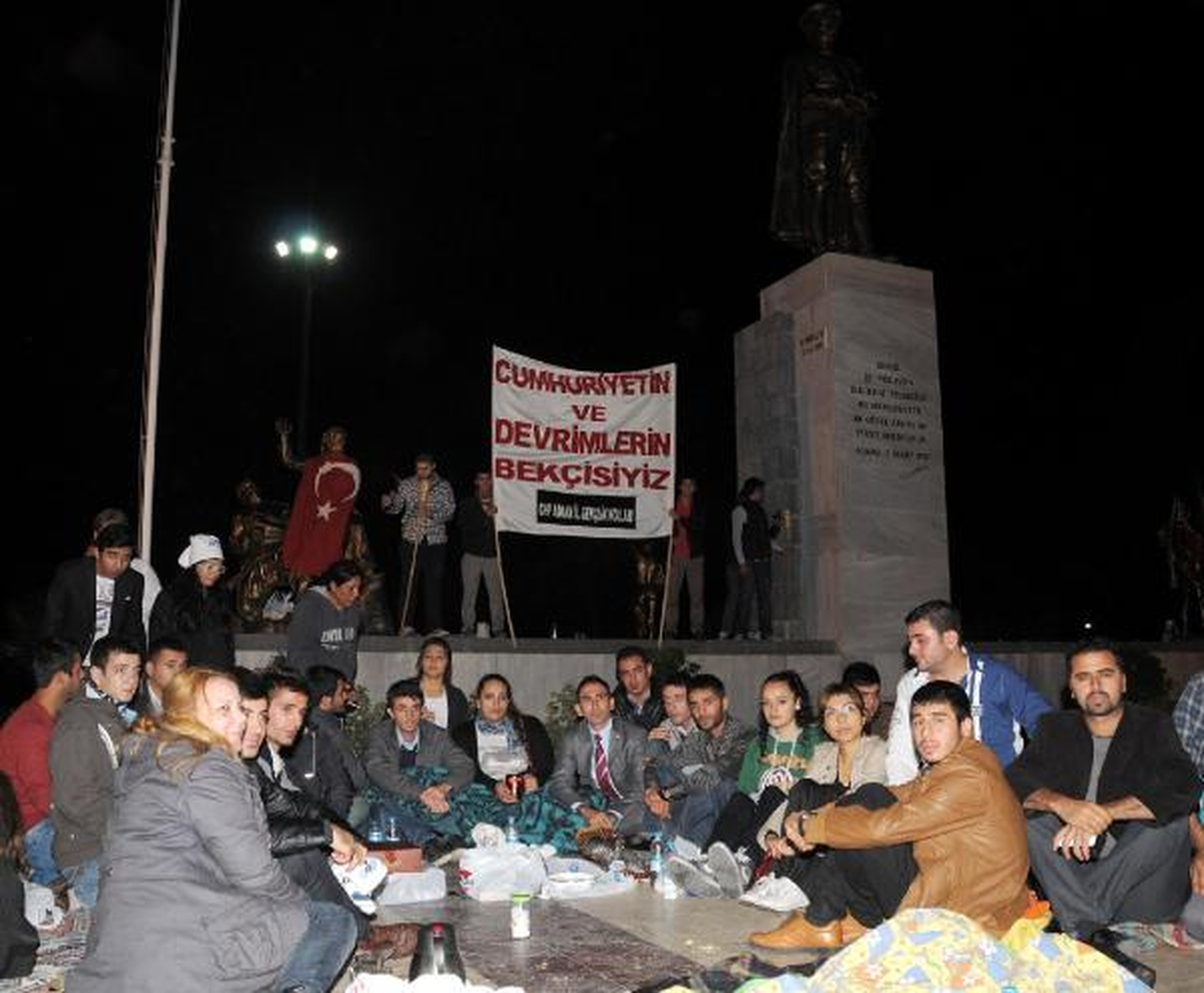 CHP\'li Gençler Sabaha Kadar Nöbet Tuttu