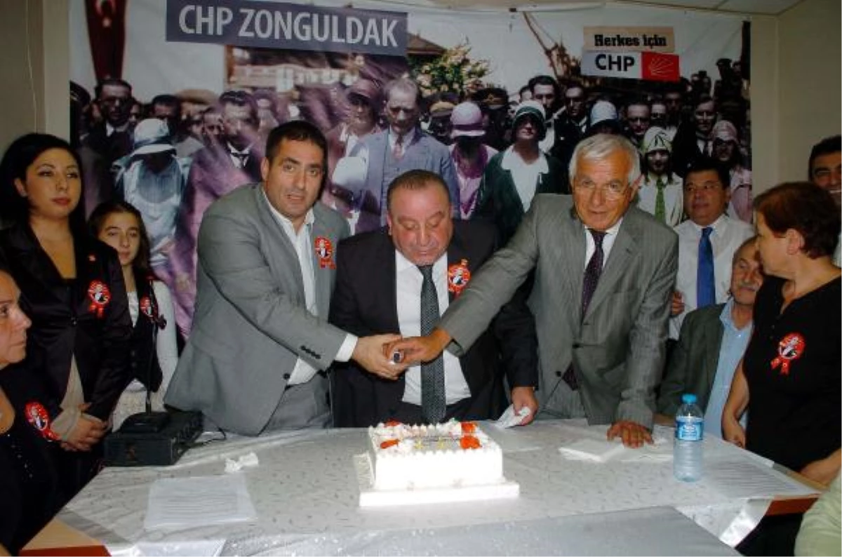 CHP\'liler, Haberal\'ın Doğum Gününü Pasta Keserek Kutladı