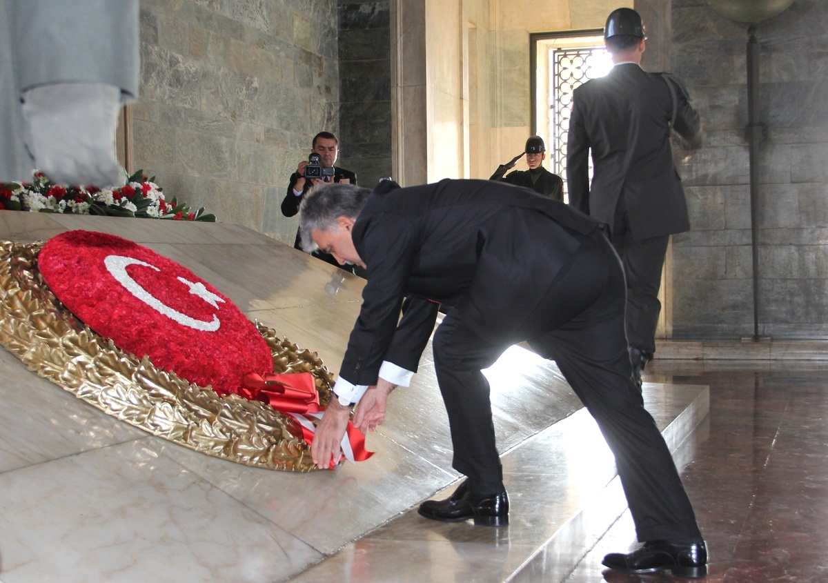 Cumhuriyet Bayramı Dolayısıyla İlk Tören Anıtkabir\'de Düzenlendi )
