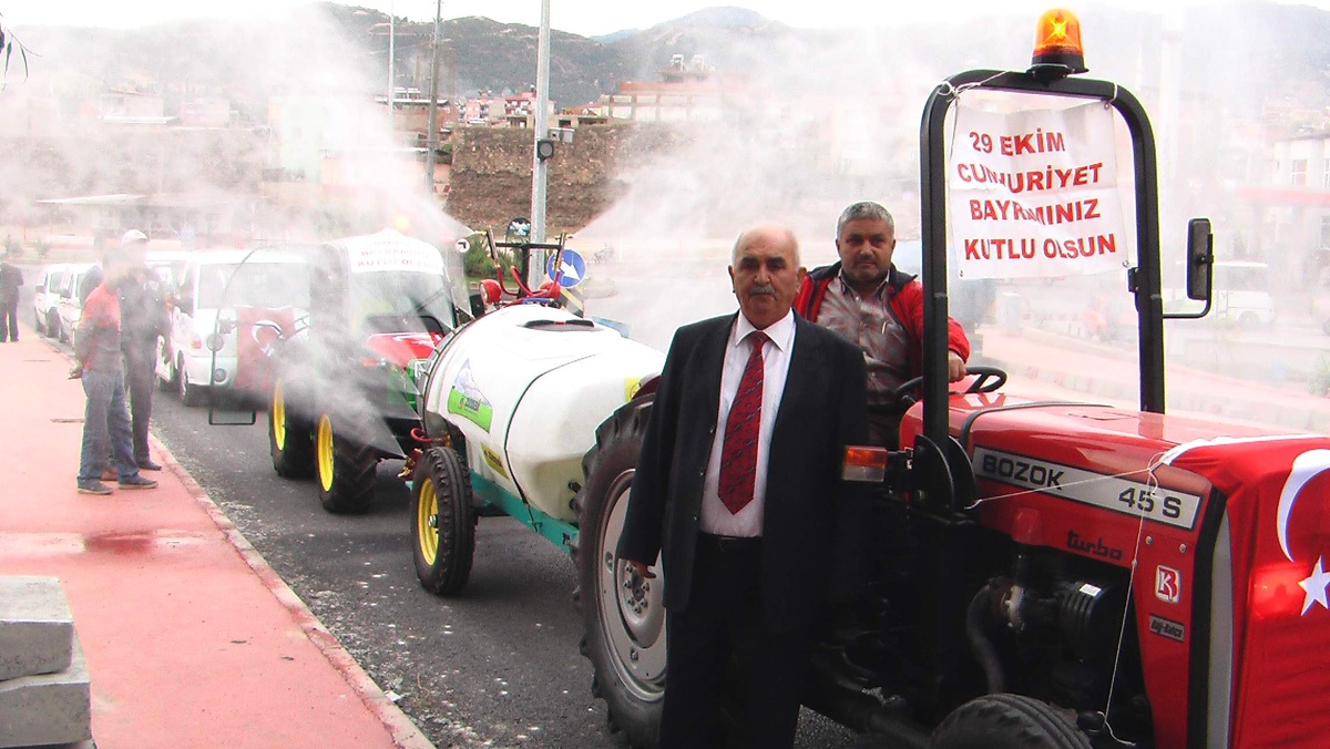 Cumhuriyet Bayramı İçin İlçe Sokaklarına 2 Ton Gül Suyu Sıkıldı