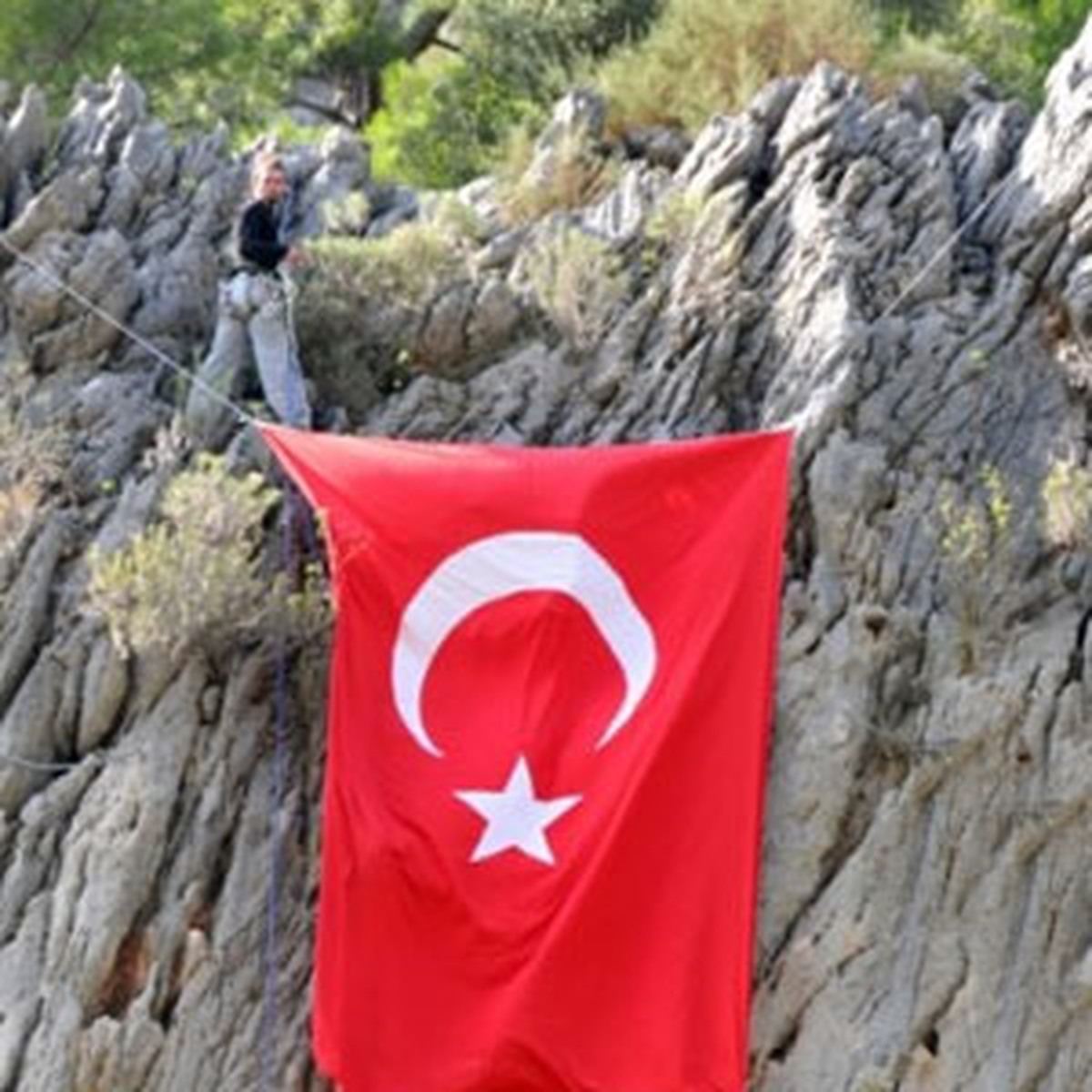Cumhuriyet Bayramı\'nı Dev Türk Bayrağı Asarak Kutladılar