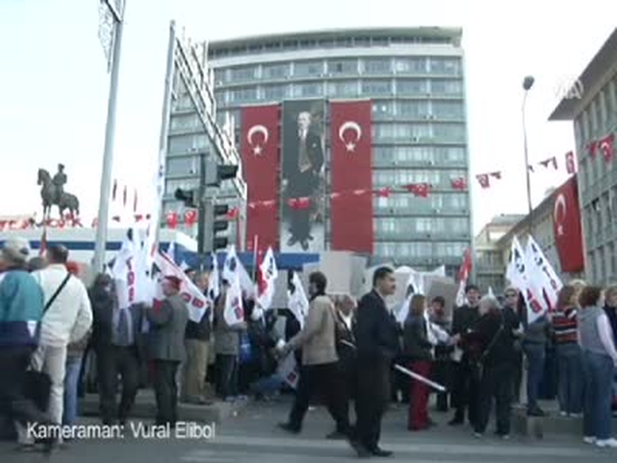Eski Meclis Önünde Toplanmalar Başladı