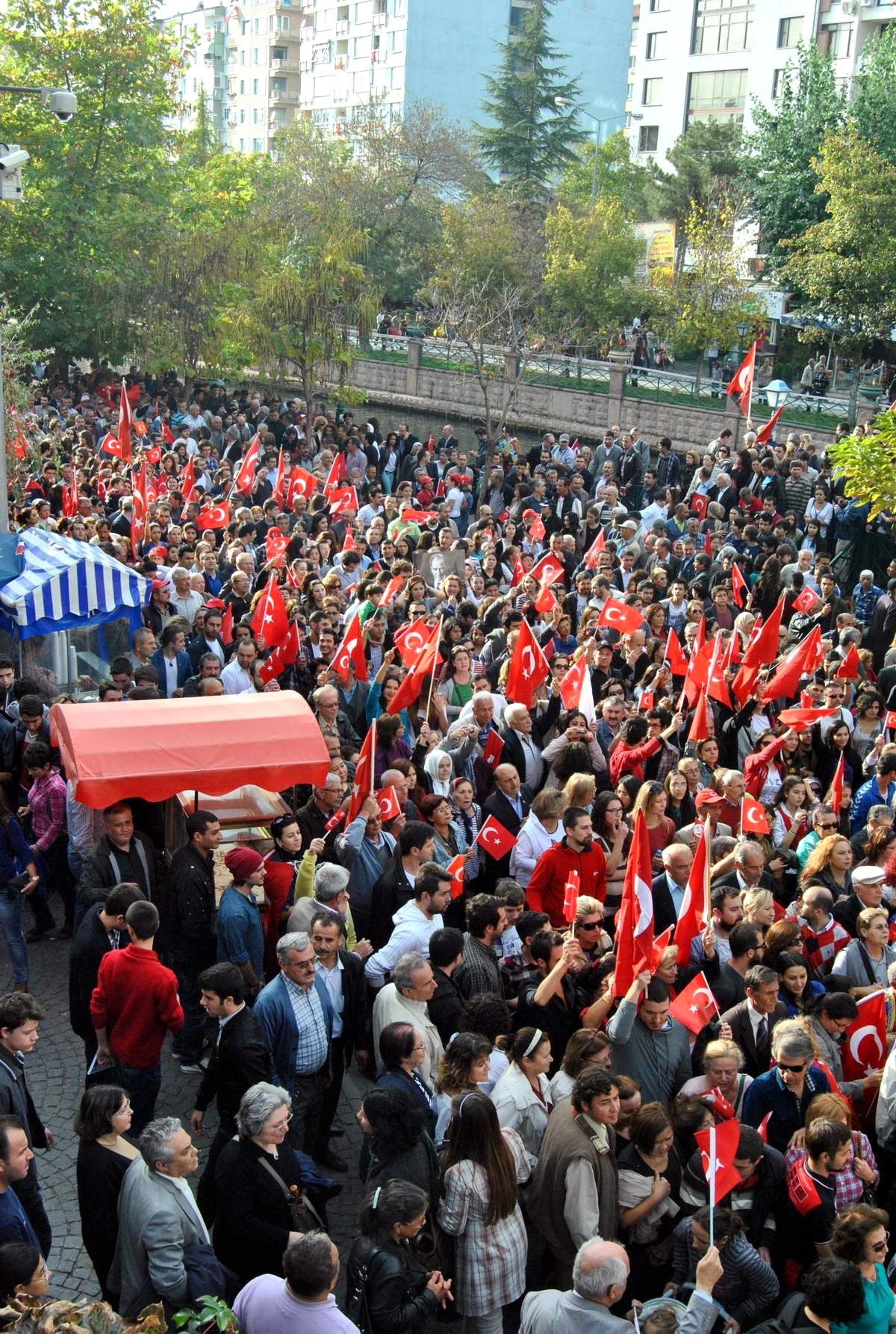 Eskişehir\'de Cumhuriyet Yürüyüşü