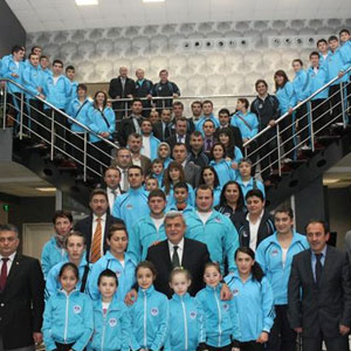 Fabrikada Kağıt Yerine Sporcu Üretiyorlar