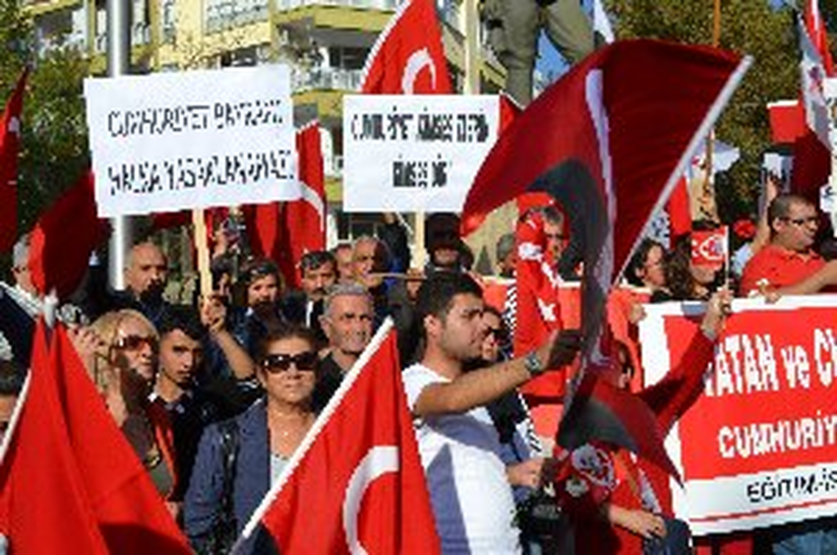 Gençler Cumhuriyet Yürüyüşlerine Getirilen Yasağı Protesto Etti