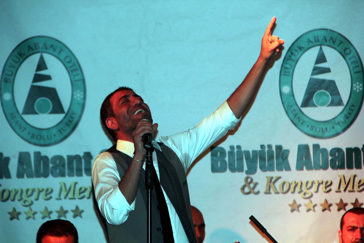 Gs\'liler Altun\'un Şarkılarıyla Eğlendi