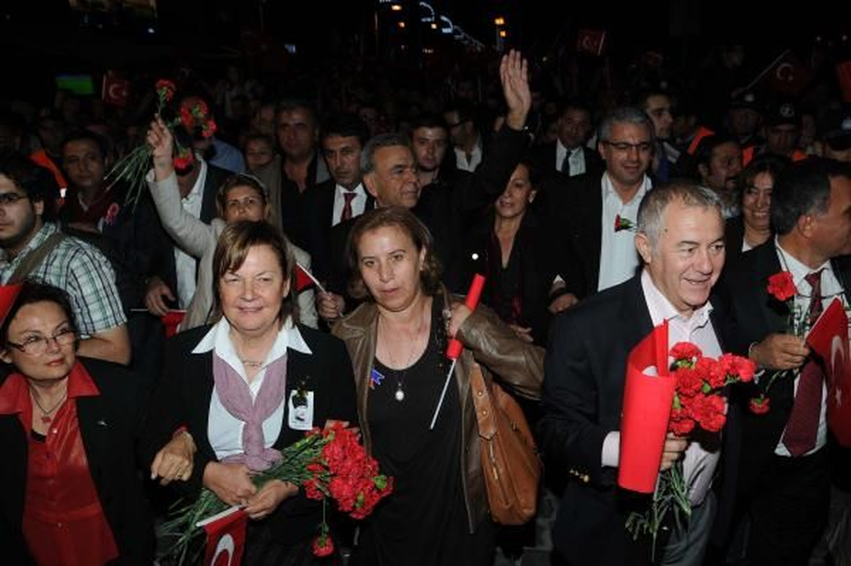 İzmir\'de CHP\'lilerden Vali Kıraç\'a Protesto