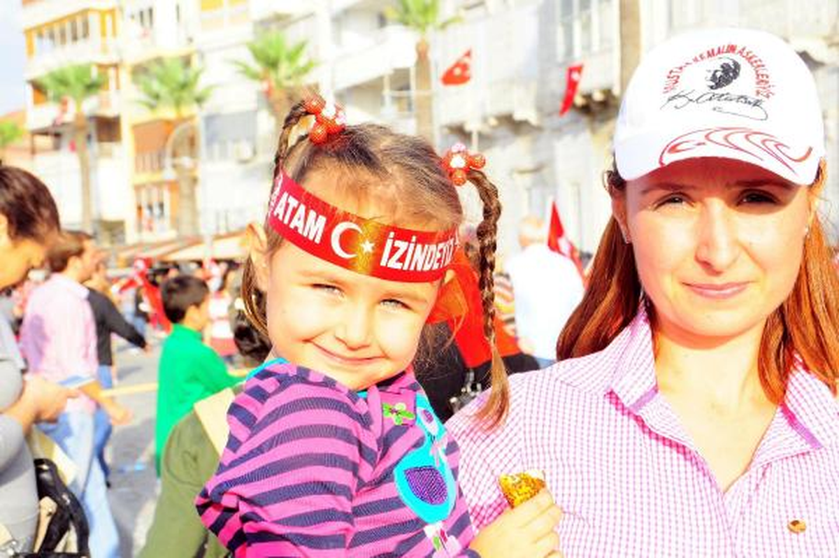 İzmir\'de Onbinler Cumhuriyet İçin Yürüdü