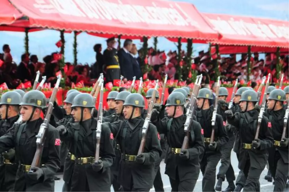 İzmir\'de Protestolu Kutlama