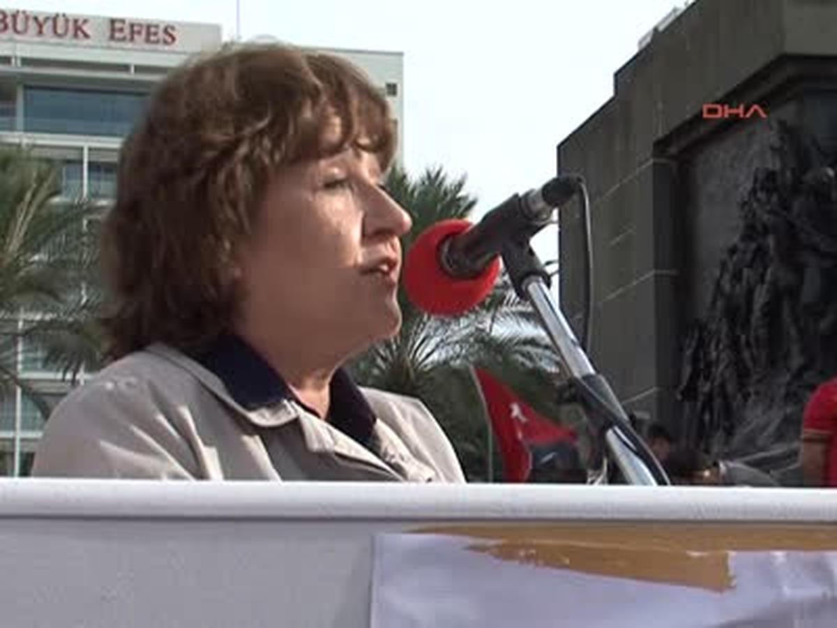 İzmir\'de Protestolu Kutlama ) İzmir\'de CHP\'lilerden Vali\'ye Protesto
