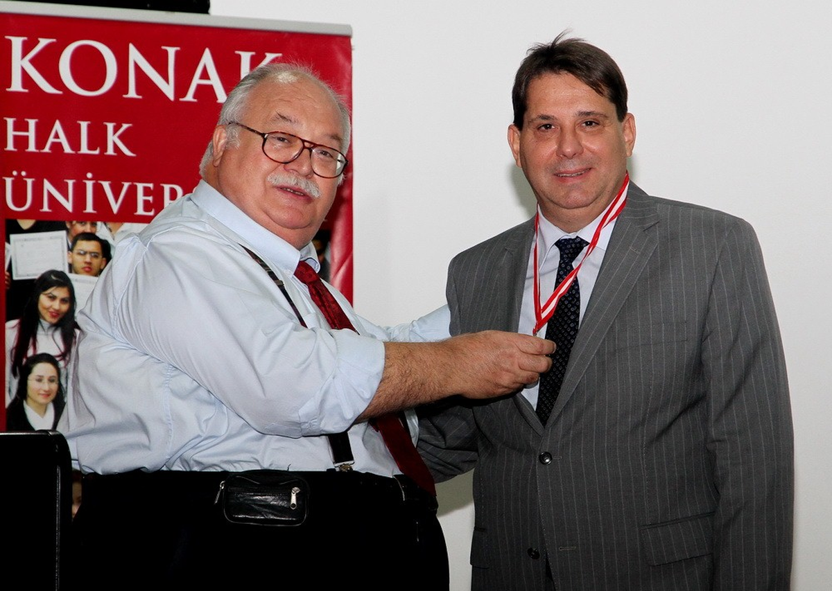 Konak Belediye Başkanı Dr. Hakan Tartan'a Madalya