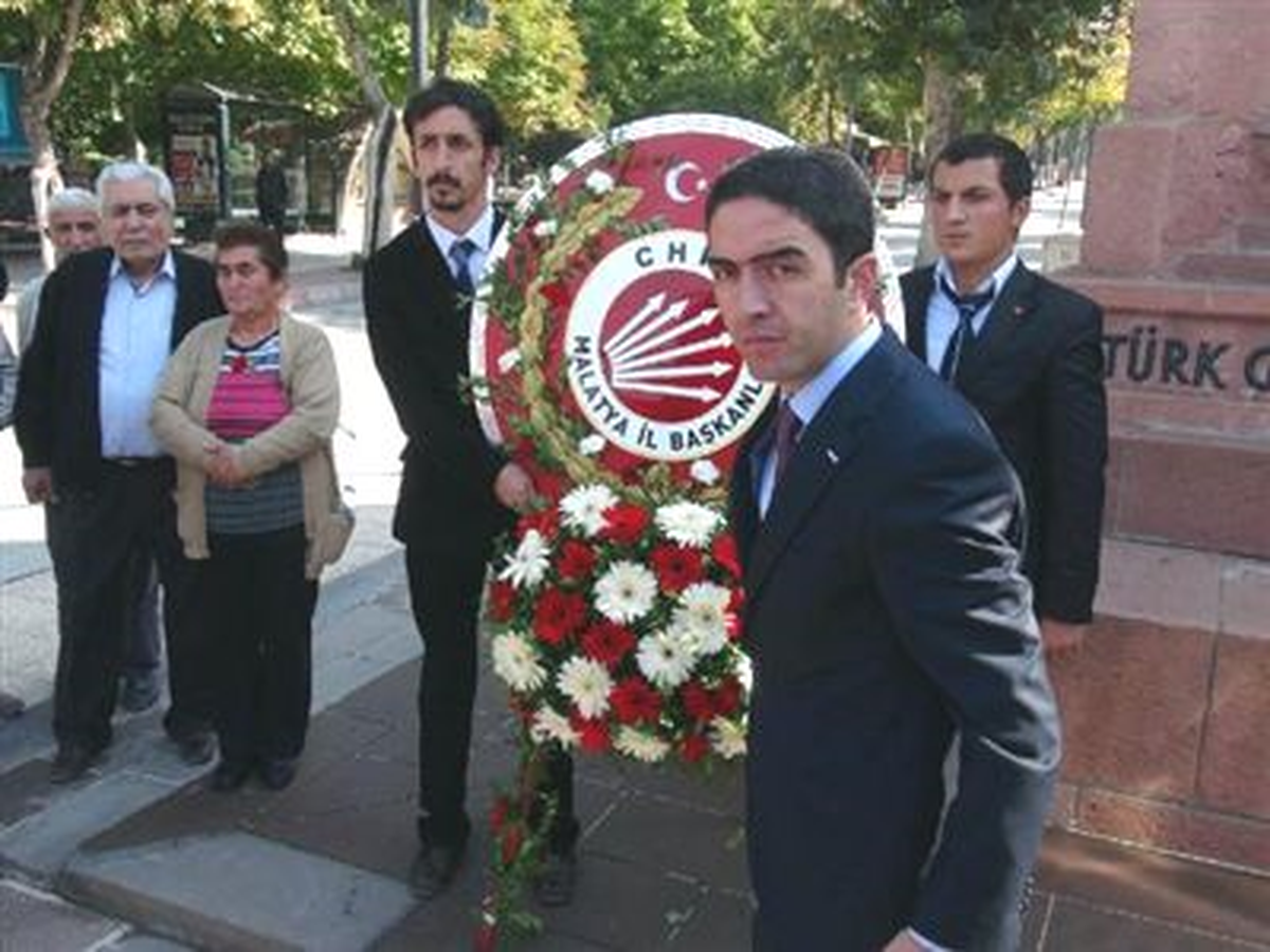 Malatya\'da CHP Atatürk Anıtı\'na Çelenk Bıraktı