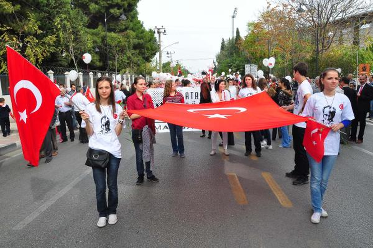 Manisa\'da Alternatif Kutlamada Bin Kişi Yürüdü
