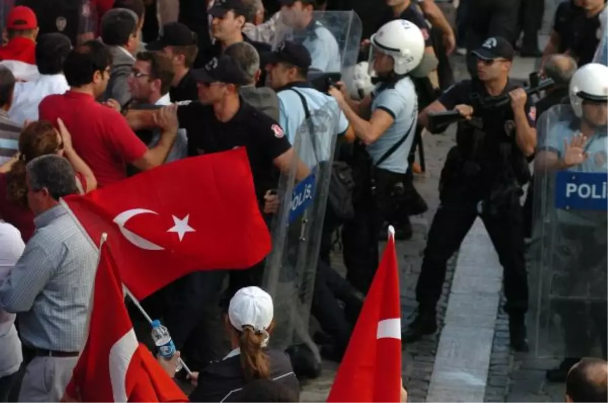 CHP'lilerle Polis Arasında Arbede