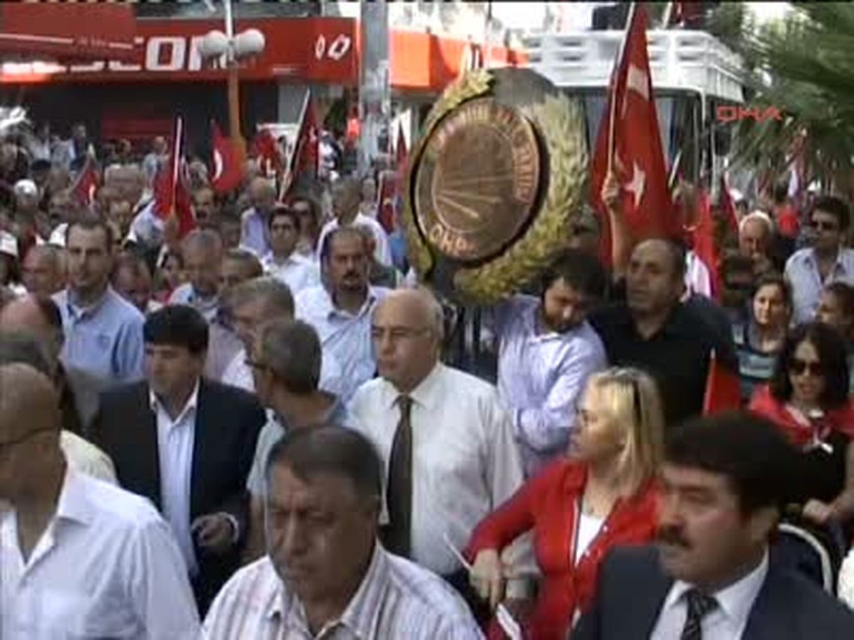 \'Cumhuriyet Yürüyüşü\'nde Gerginlik