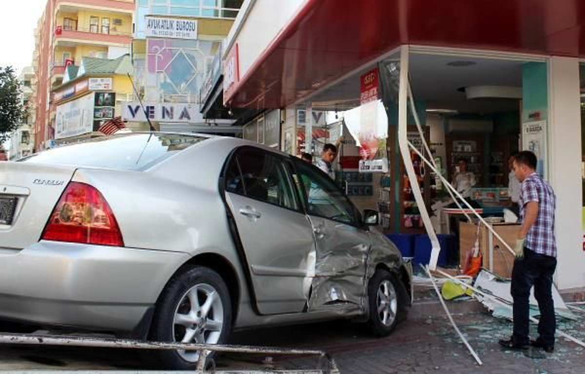 Otomobil Cep Telefonu Bayisine Girdi