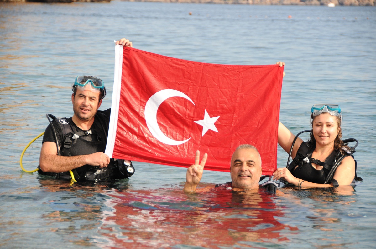 Deniz Altında Doğum Günü Kutlaması