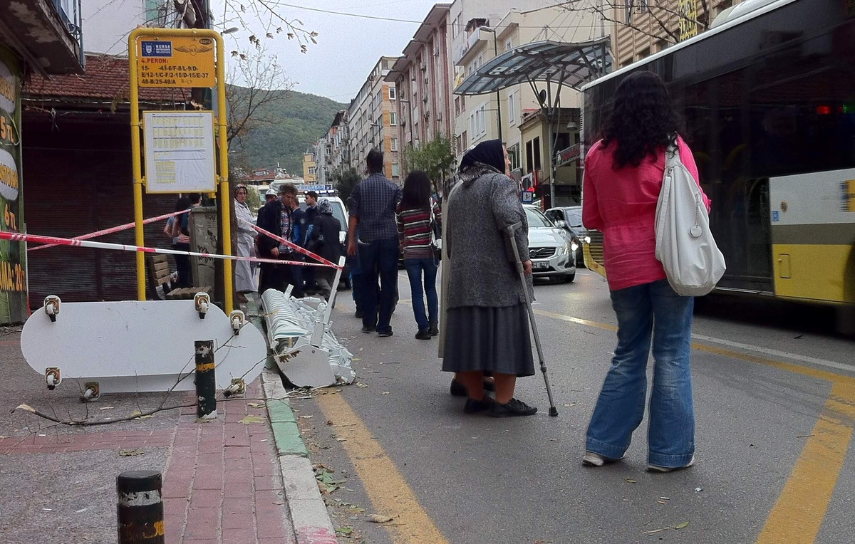 (Özel Haber) Fırtınada Başına Branda Düşen Kadın Yaralandı