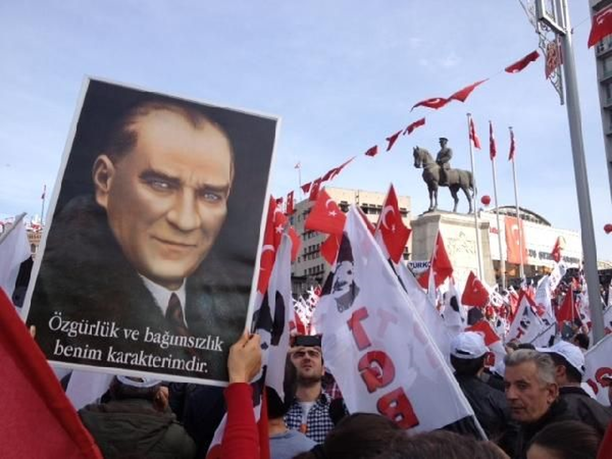 Cumhuriyet Mitingine Gaz ve Su