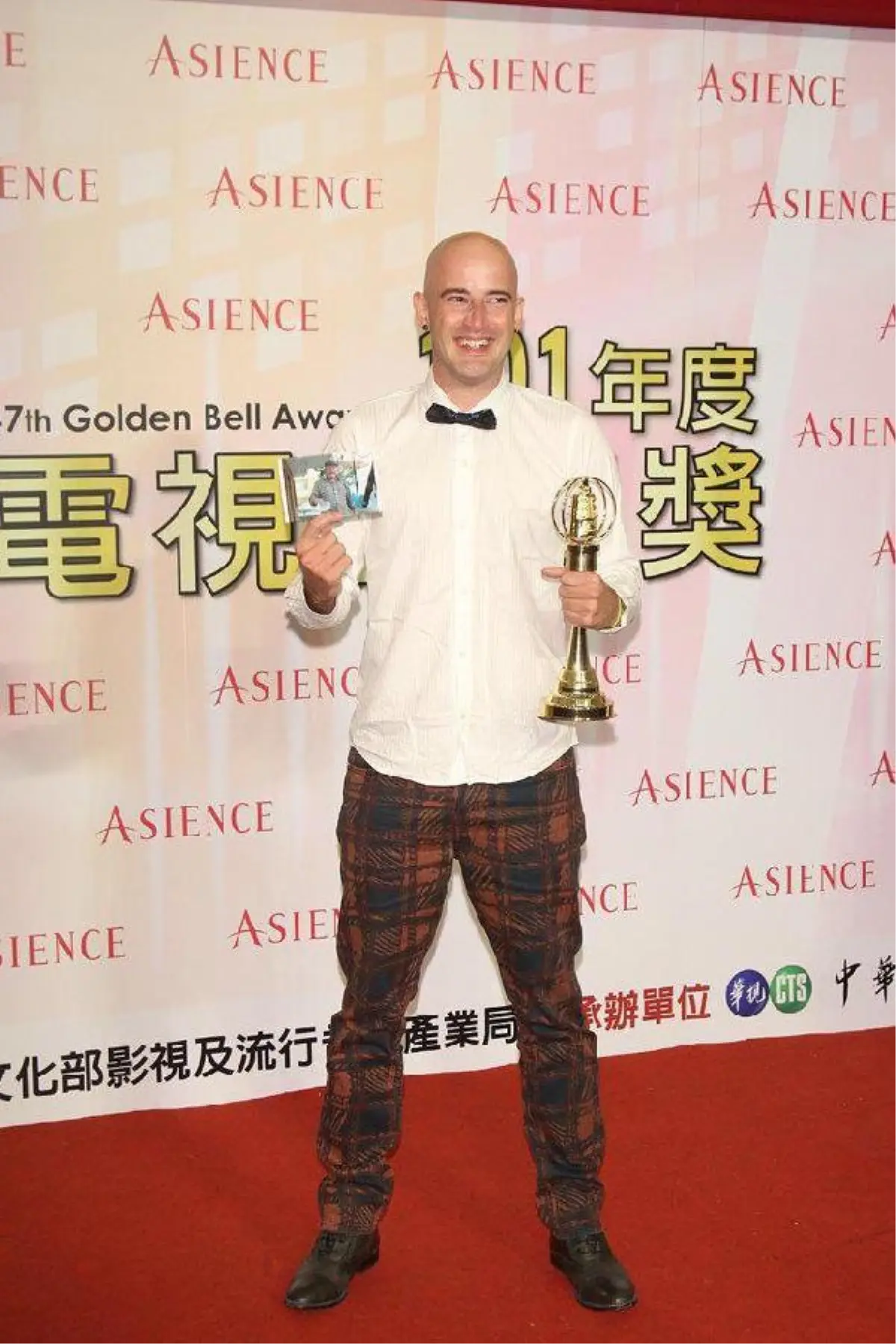 Rıfat Karlova, Tayvan\'da \'Altın Çan\' Televizyon Ödülü\'nü Kazandı