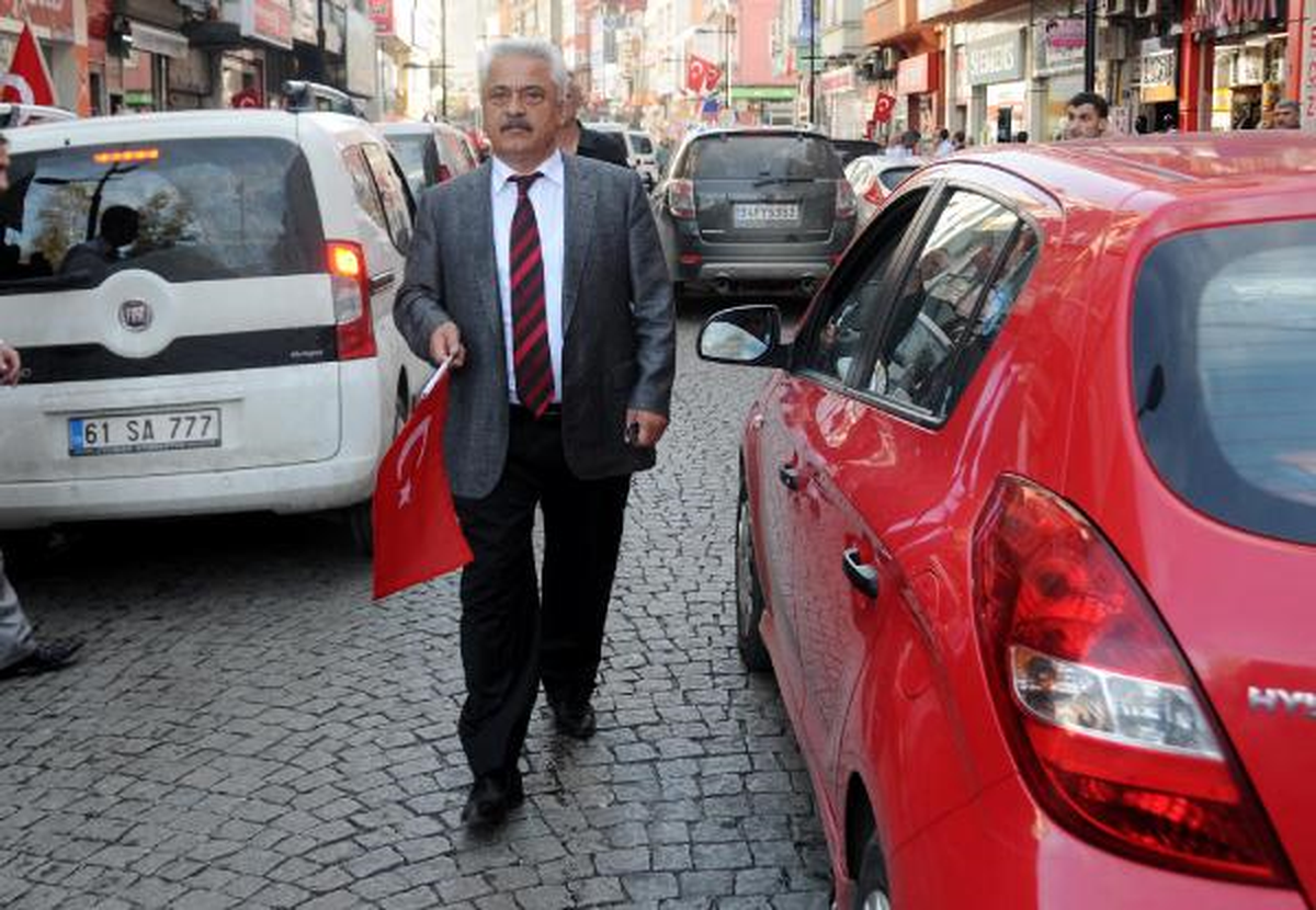 Rize\'de CHP\'liler Atatürk Anıtı\'na Çelenk Bıraktı