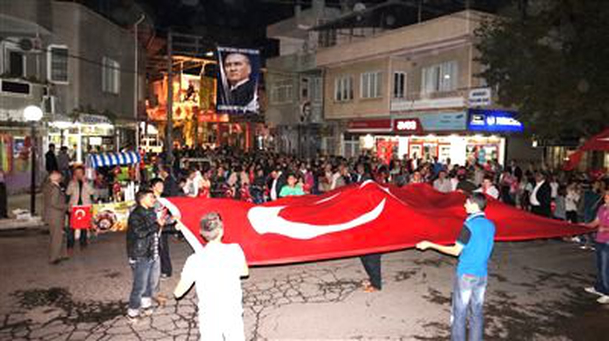 Sarıgöl\'de Cumhuriyet Yürüyüşü