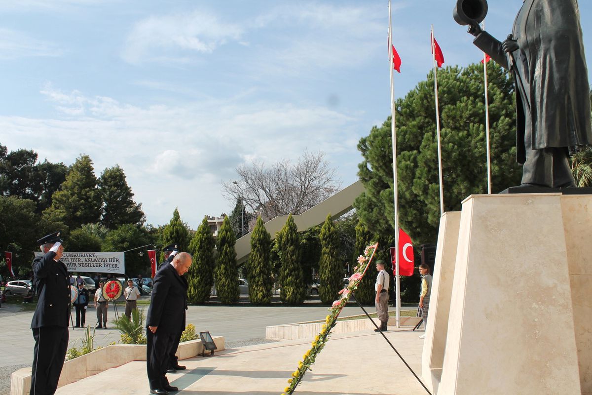 Selçuk\'ta 29 Ekim Çelenk Sunma Töreni