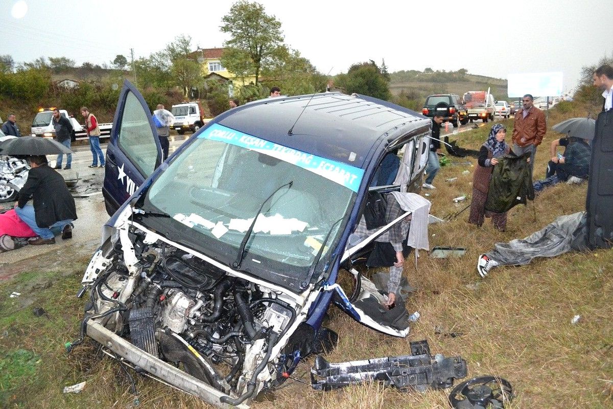 Tekirdağ\'ın Malkara İlçesinde Yolcu Minibüsü ile Otomobilin Çarpışması Sonucu 3 Kişi Öldü, 10 Kişi...