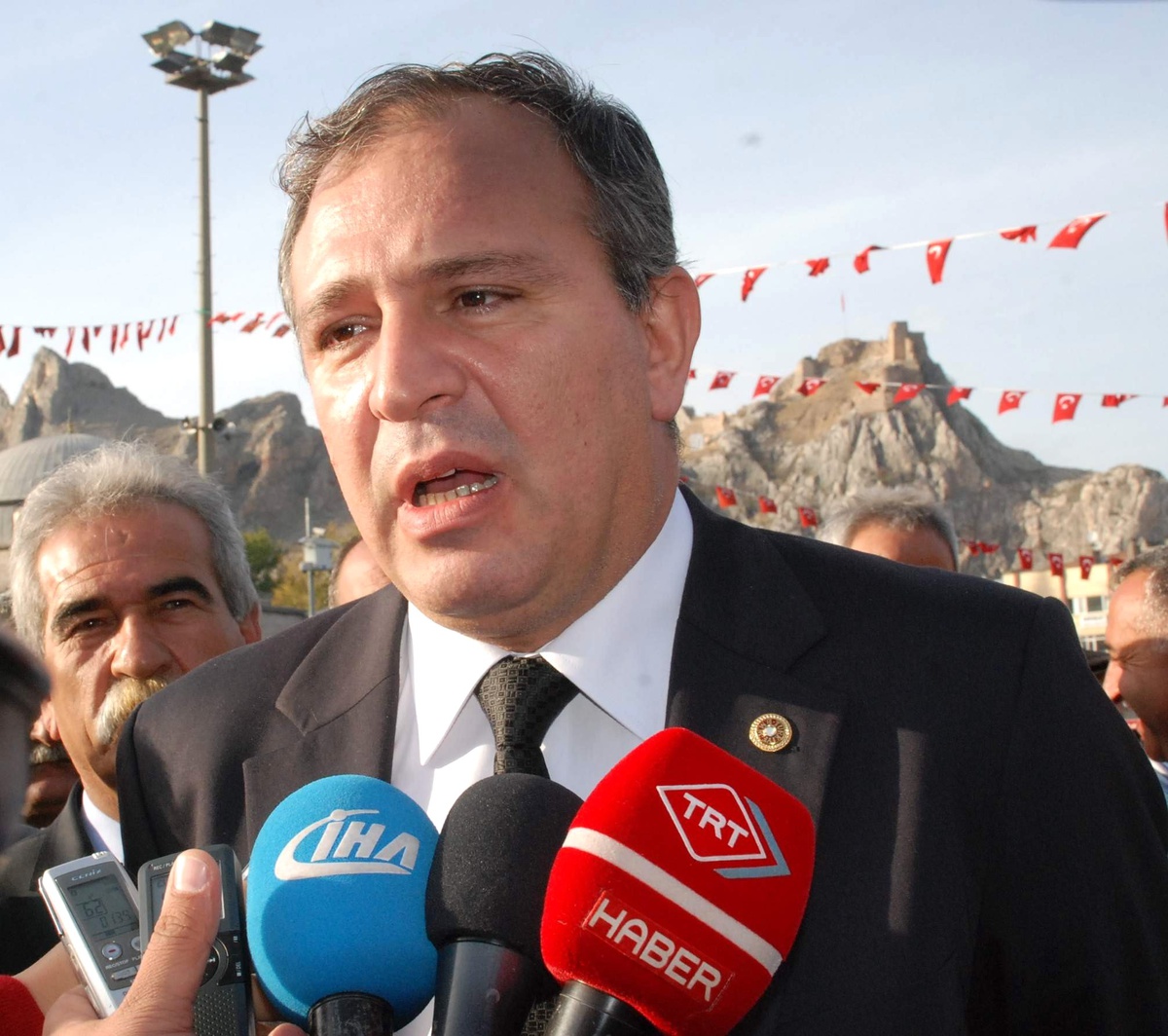 Tokat\'ta CHP\'liler Atatürk Anıtı\'na Çelenk Koydu