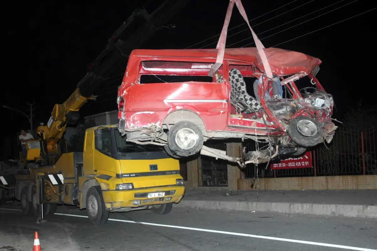 Trabzon\'da Trafik Kazası: 1 Ölü, 25 Yaralı