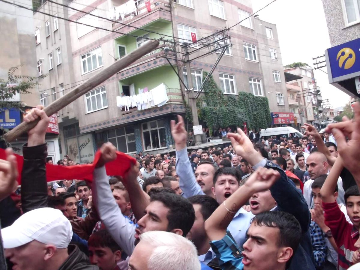 Türk Bayraklarıyla BDP\'yi Protesto Ettiler